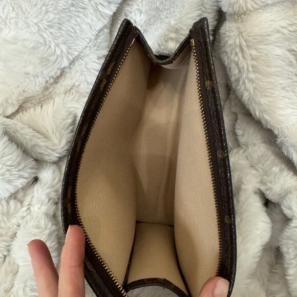 Louis Vuitton Poche Toilette 19 - Picture 6 of 15